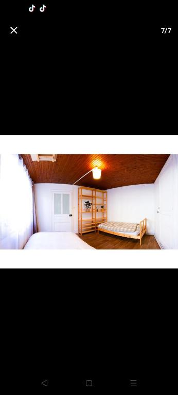 - deux photos d'une chambre avec un lit dans l'établissement Grande Chambre avec Home Cinéma, à Morez