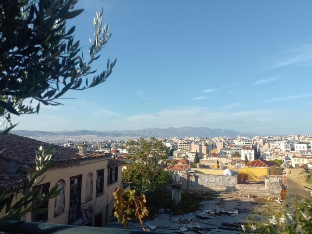 O vedere generală la munți sau o vedere la munte luată de la această vilă