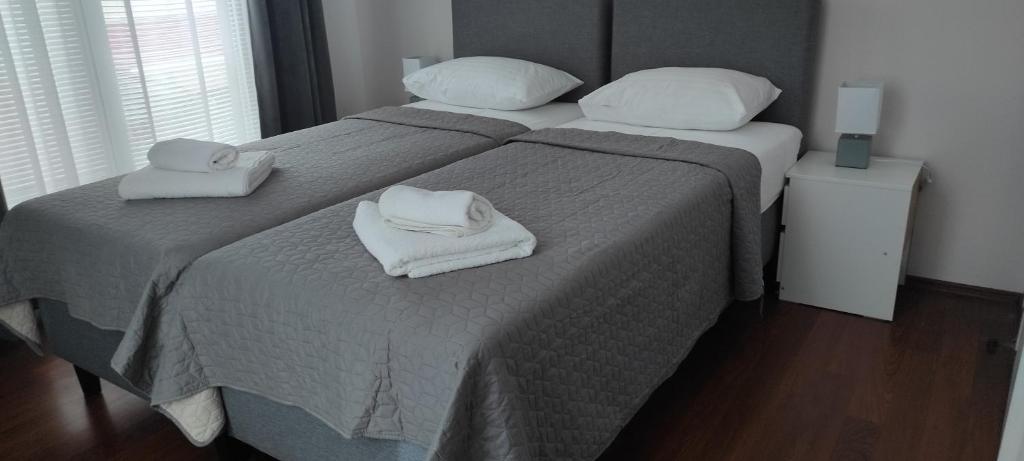 Postel nebo postele na pokoji v ubytování Apartmani METRO