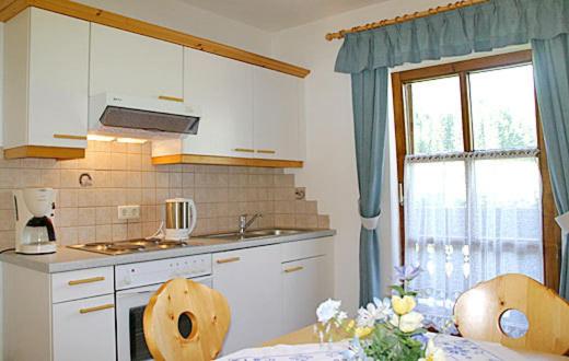 una cucina con lavandino e piano cottura forno superiore di Edthof a Lungötz