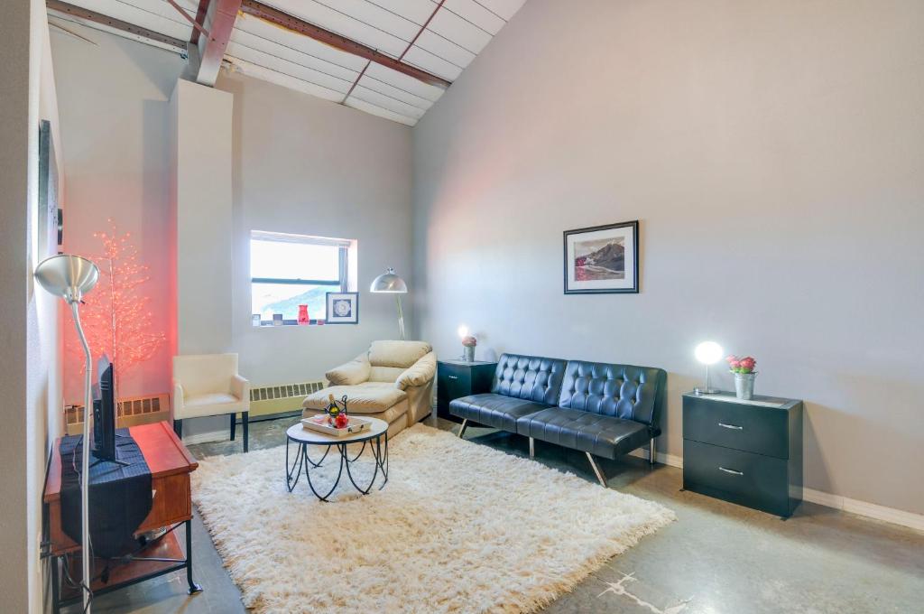 Χώρος καθιστικού στο Outdoor Haven Del Norte Apartment Near Skiing!