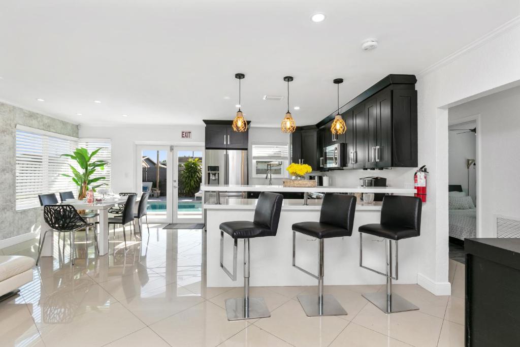 Η κουζίνα ή μικρή κουζίνα στο Pool House 3B-2B King Bed - BBQ - EV