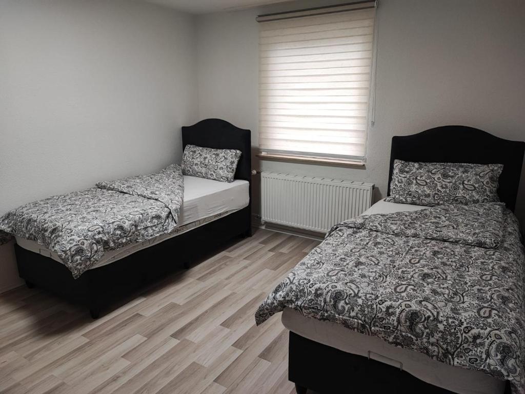 a bedroom with two beds and a window at Stadt Apartment Heidenheim in Heidenheim an der Brenz