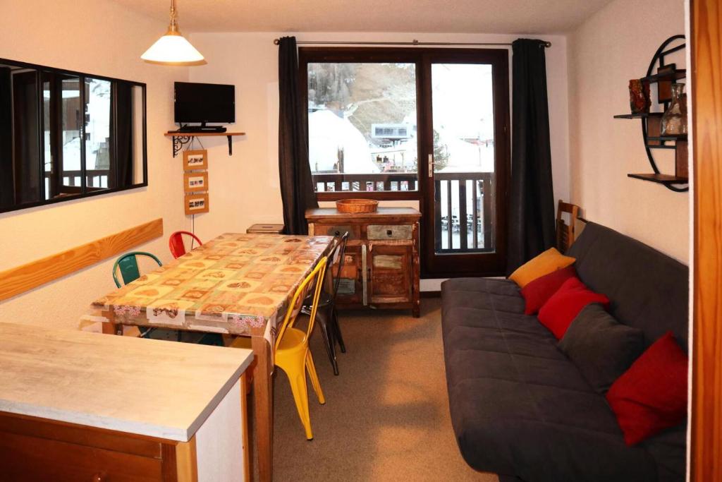 un salon avec un canapé et une table dans l'établissement Résidence Le Cairn - Résidence Cairn - appartement T2 6 personnes MAE-6311, aux Orres