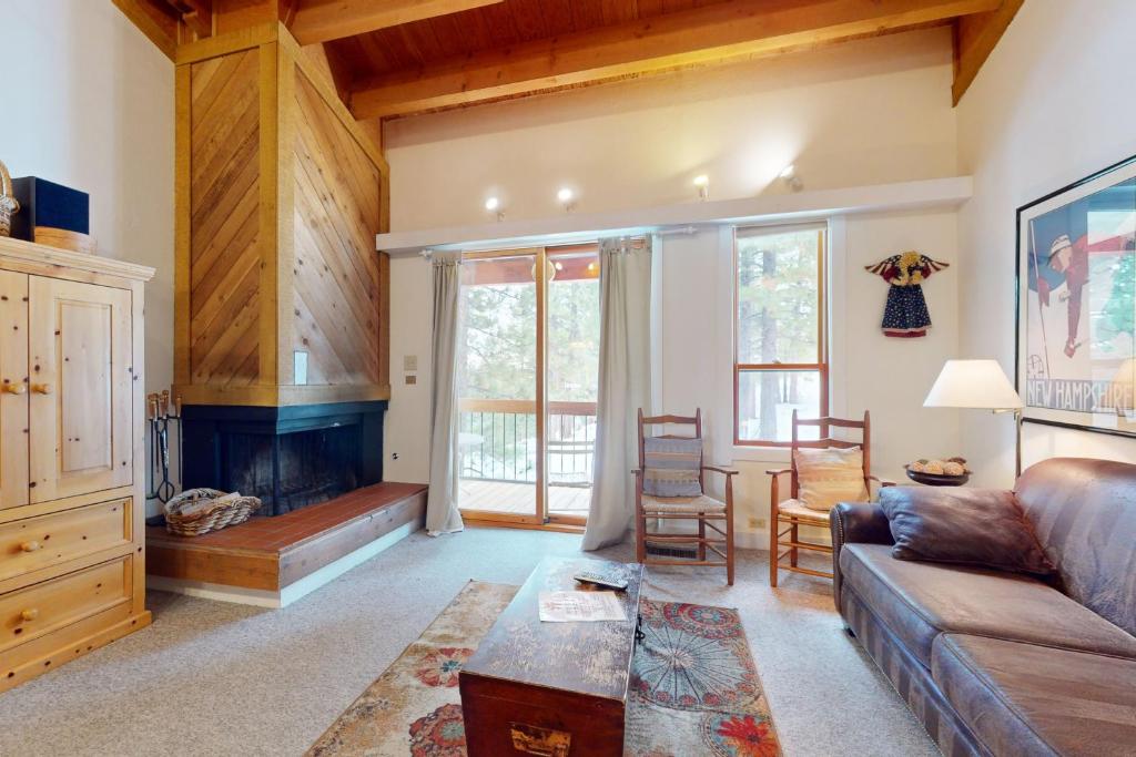 een woonkamer met een bank en een open haard bij Getaway at Gold Bend in Ponderosa Fairway Estates