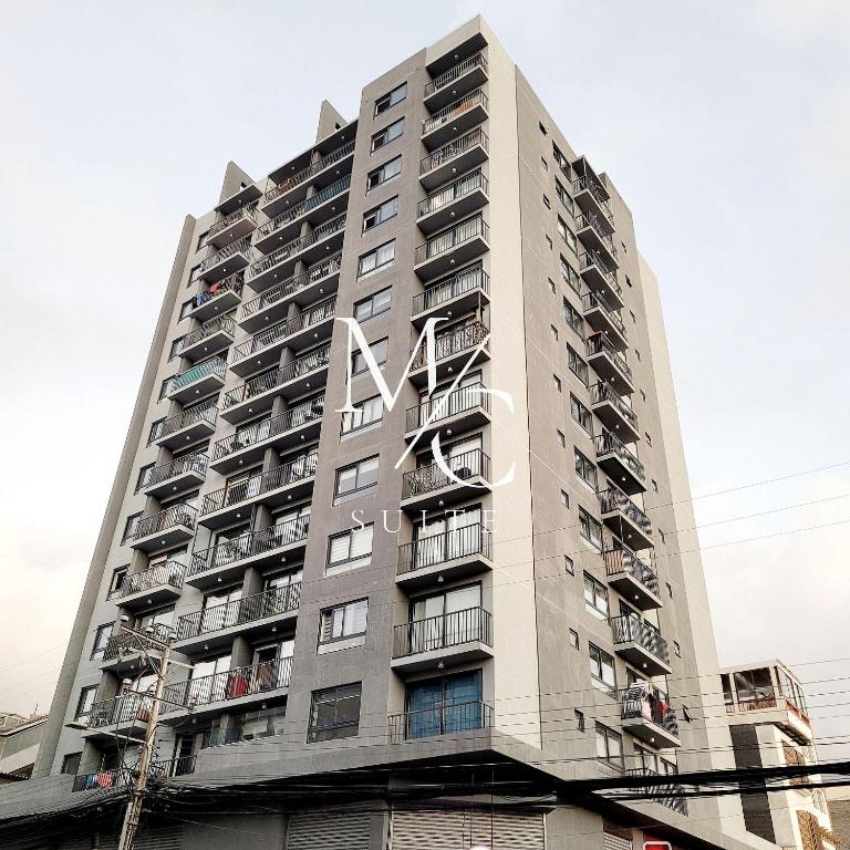 a tall building with the ak sign on it at Deptos Estudios y de 2 dormitorios, Central, San Martin 2426. Sector Mall Plaza, Cowork y Factura. in Antofagasta