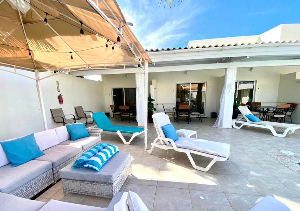 Posezení v ubytování Yoyita Suites Aruba