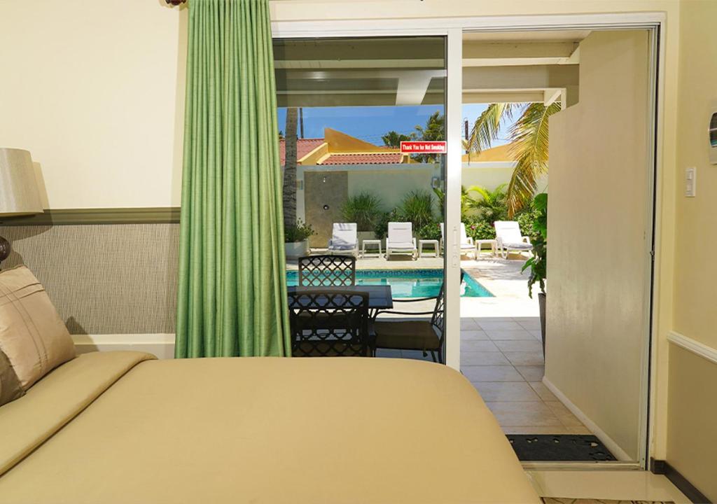 Bazén v ubytování Yoyita Suites Aruba nebo v jeho okolí