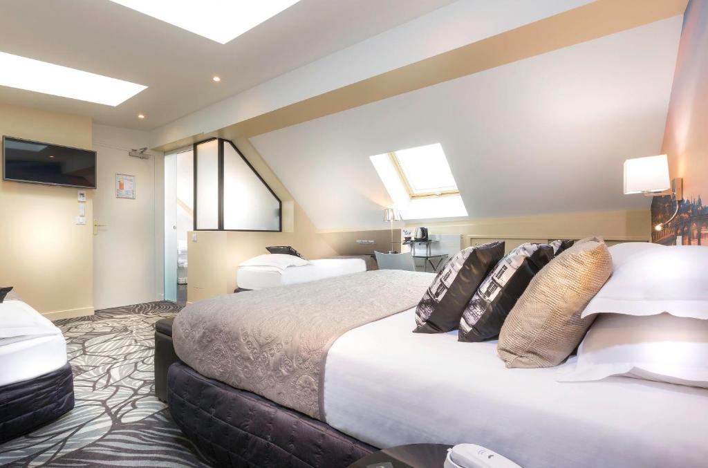 Postel nebo postele na pokoji v ubytování Hotel Ile de France Opéra