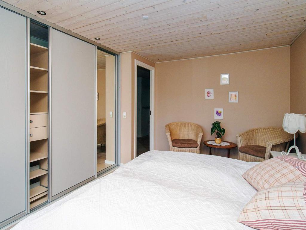 Postel nebo postele na pokoji v ubytování 6 person holiday home in Slagelse-By Traum