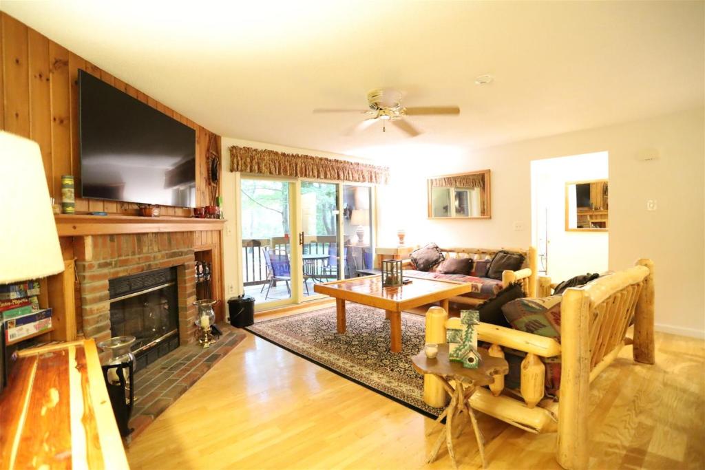 Ảnh trong thư viện ảnh của Deer Park 183 North Woodstock ở Woodstock