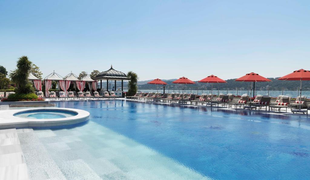 Bazén v ubytování Four Seasons Hotel Istanbul at the Bosphorus nebo v jeho okolí