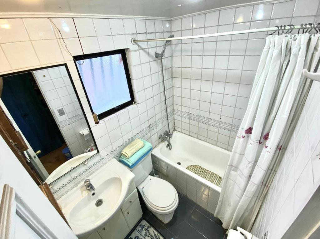 Vannituba majutusasutuses Habitación en Suite Fiesta Tropical