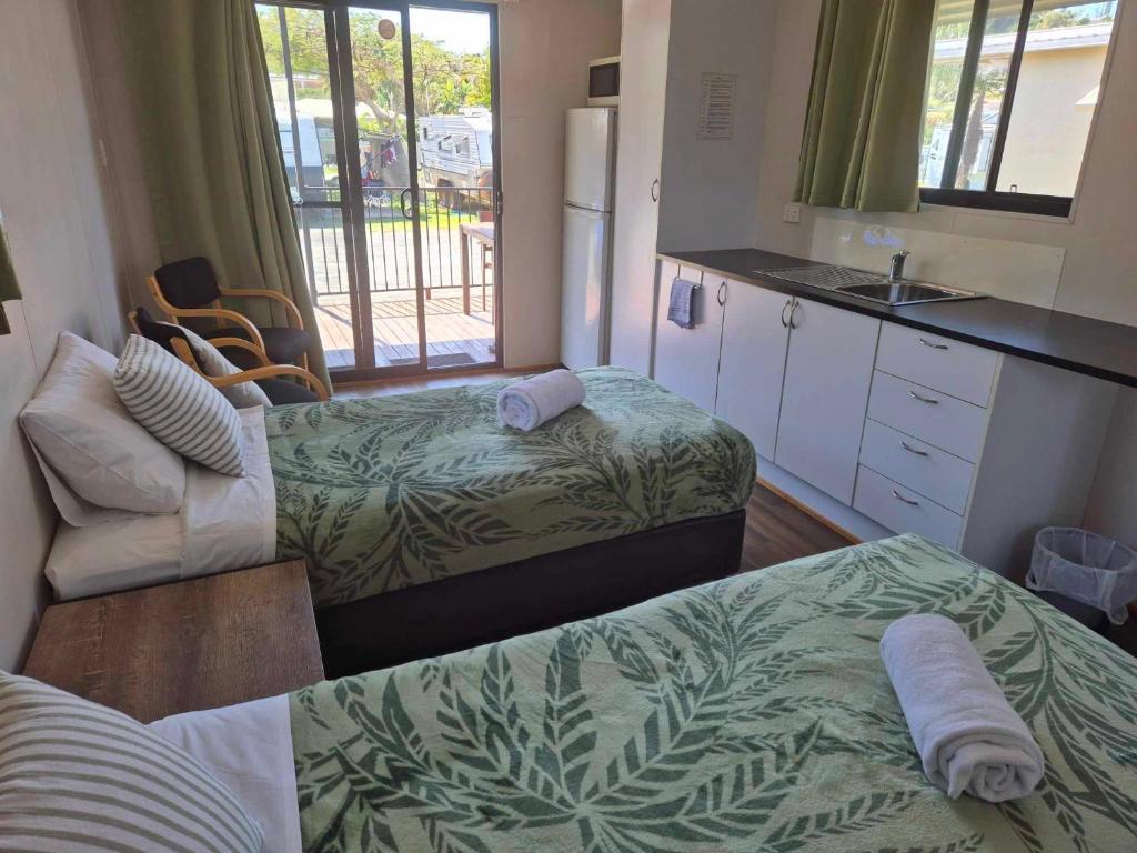 Postel nebo postele na pokoji v ubytování Blue Dolphin Caravan Park Yeppoon