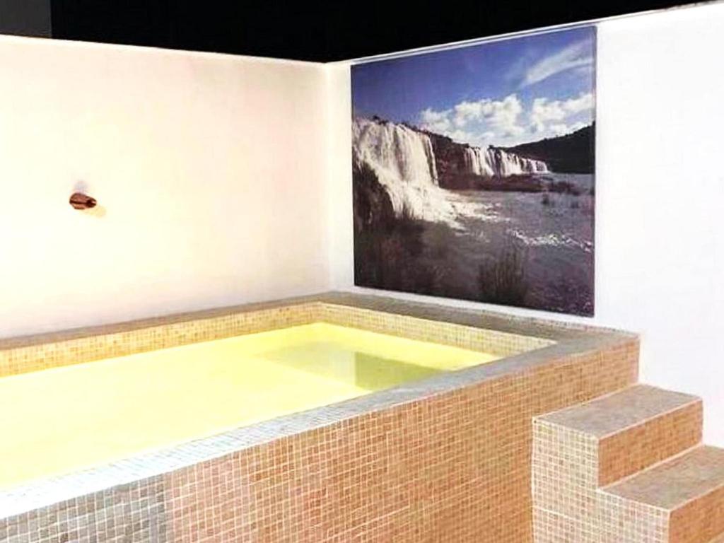 een bad in een kamer met een schilderij bij Holiday Home in Bienservida with private pool in Villaverde de Guadalimar