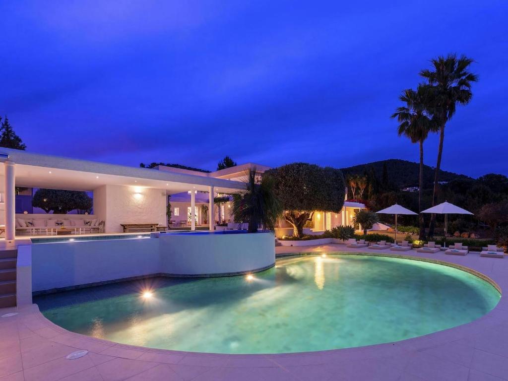 Hồ bơi trong/gần Villa in Ibiza with Sea Views & Pools