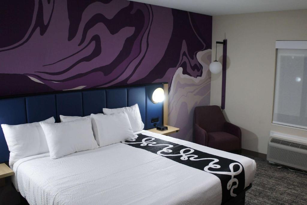 Postel nebo postele na pokoji v ubytování La Quinta Inn & Suites by Wyndham Memphis East