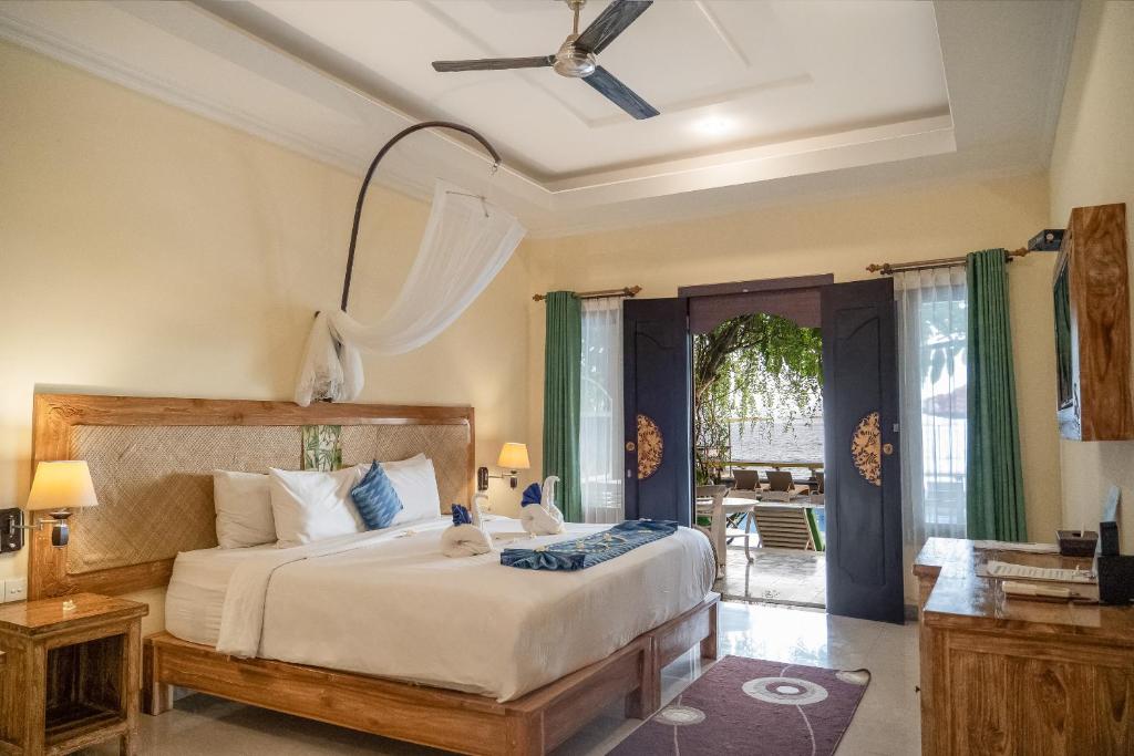 Postel nebo postele na pokoji v ubytování Ashyana Candidasa Beach Resort