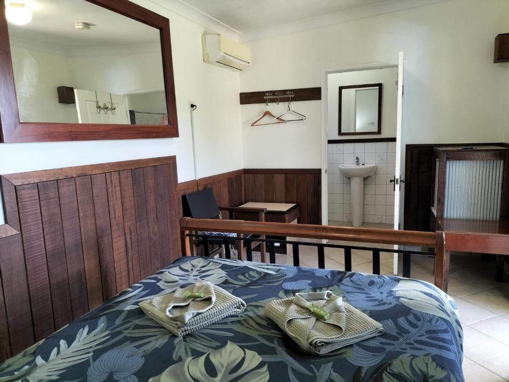 Postel nebo postele na pokoji v ubytování Daintree Riverview Lodges