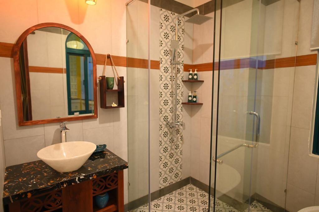 Koupelna v ubytování De'Colore Villa Hoi An
