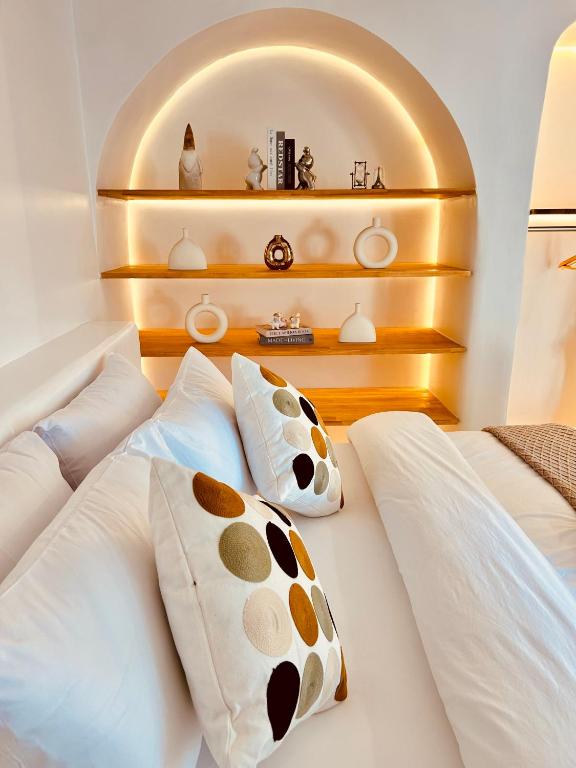 Postel nebo postele na pokoji v ubytování Kamari Cafe&Resort Kohlarn คามารีคาเฟ่แอนด์รีสอร์ทเกาะล้าน