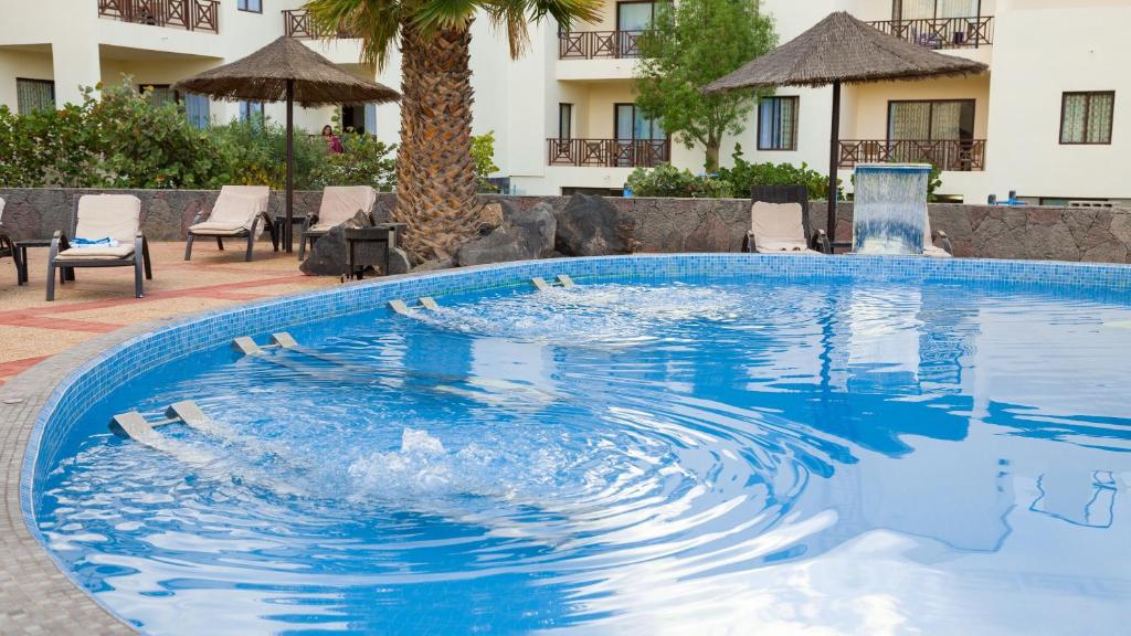 Bazén v ubytování Vitalclass Lanzarote Resort nebo v jeho okolí