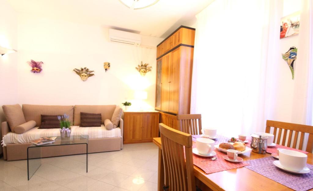 een woonkamer met een tafel en een bank bij Tiepolo in Venetië
