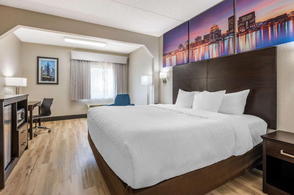Clarion Pointe Louisville East - King Room - Niet -roken