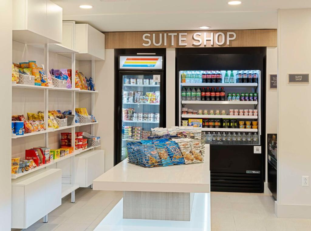 Supermarket nebo jiné obchody v  hotelu nebo okolí