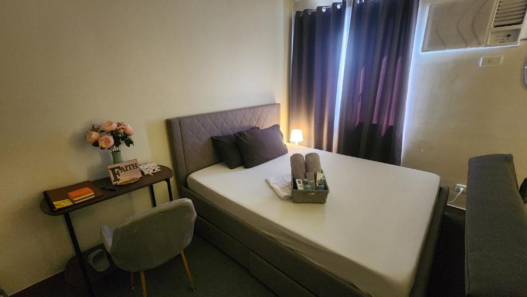 Postel nebo postele na pokoji v ubytování Empress Suite SMDC Hope Residences CONDOTEL with UNLIWIFI