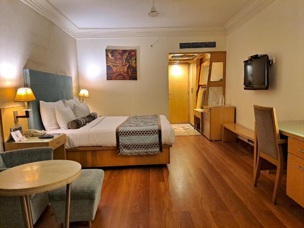 Postel nebo postele na pokoji v ubytování The Pride Hotel, Nagpur