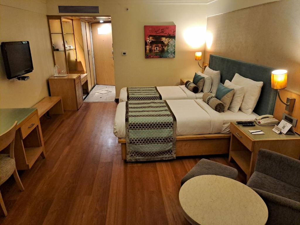Postel nebo postele na pokoji v ubytování The Pride Hotel, Nagpur