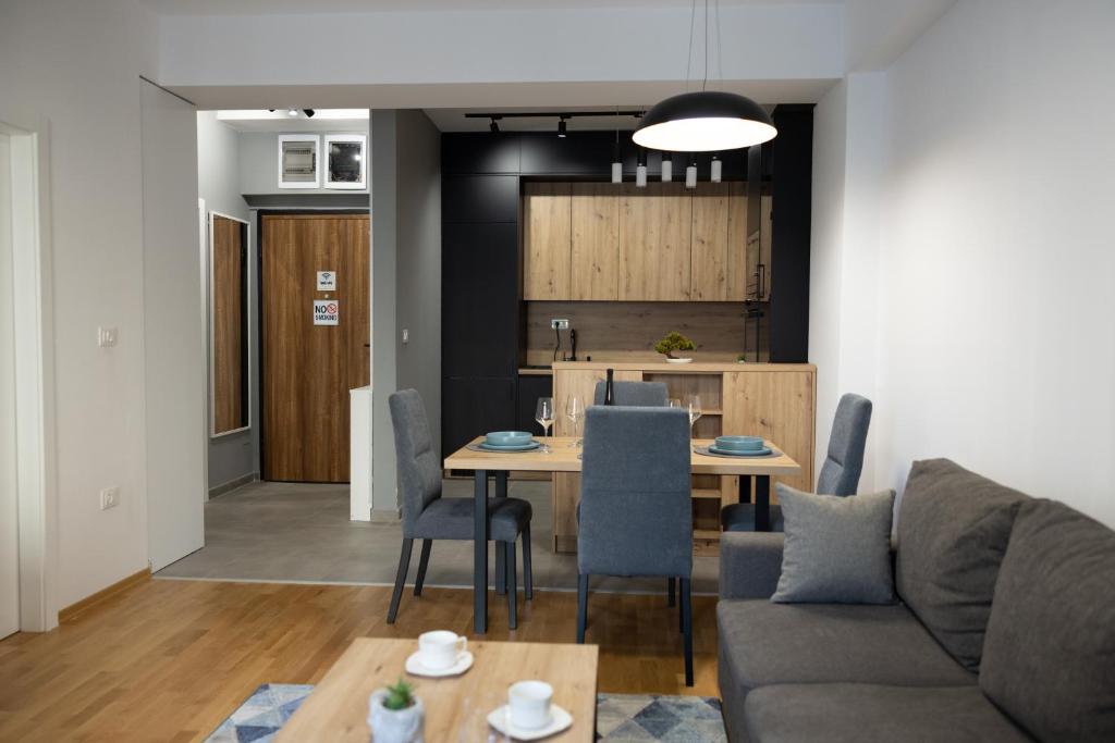 スコピエにある4th floor Aleksandra apt East Gate Mall free parking near Old Bazaarのソファとテーブルのあるリビングルーム
