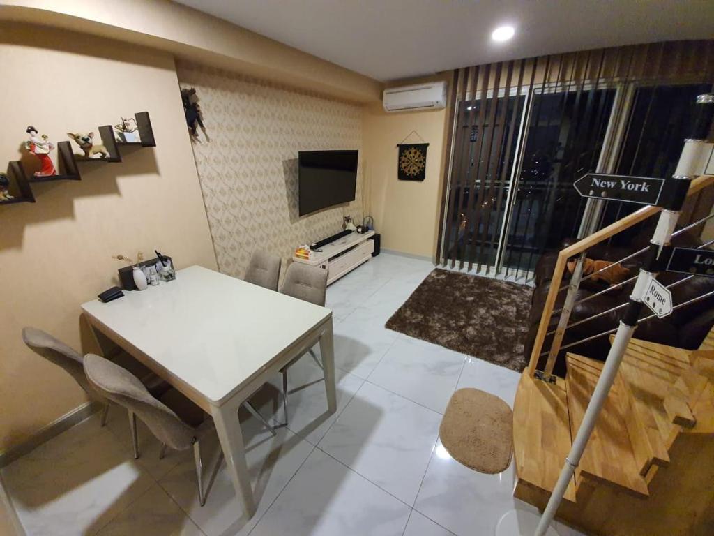 Huge Family Room Jati Junction - Pool & Gym, Medan (preços atualizados ...