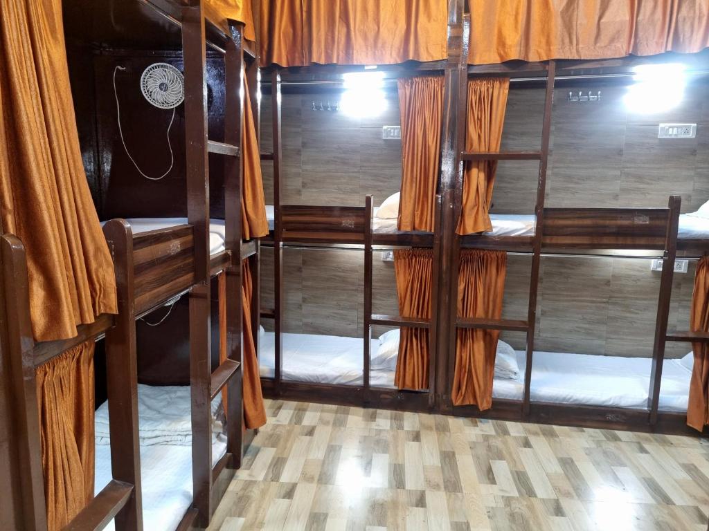 Palanda nebo palandy na pokoji v ubytování Unibed Dormitory