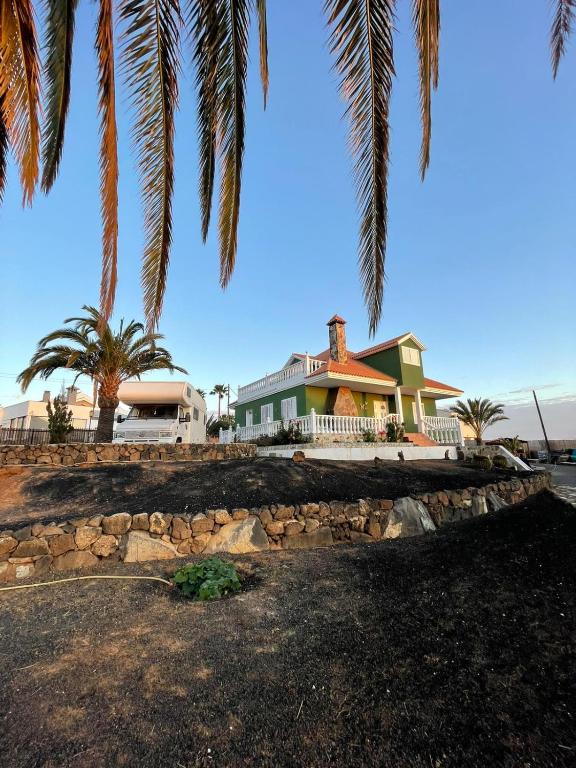 a house with a palm tree in front of it at La Majorera in Villaverde