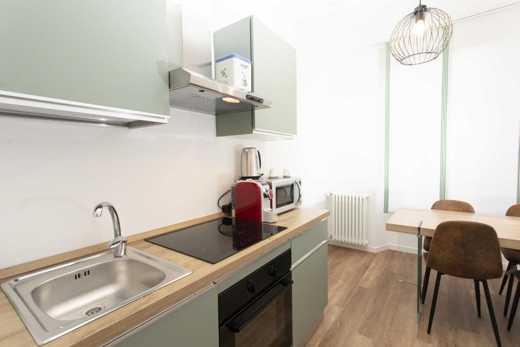 Kuchyň nebo kuchyňský kout v ubytování Max Rooms Bergamo