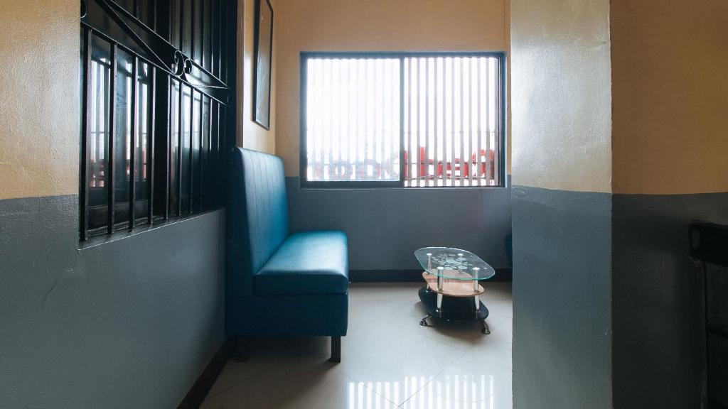 Posezení v ubytování RedDoorz at V-Cat Apartelle Sampaloc Manila