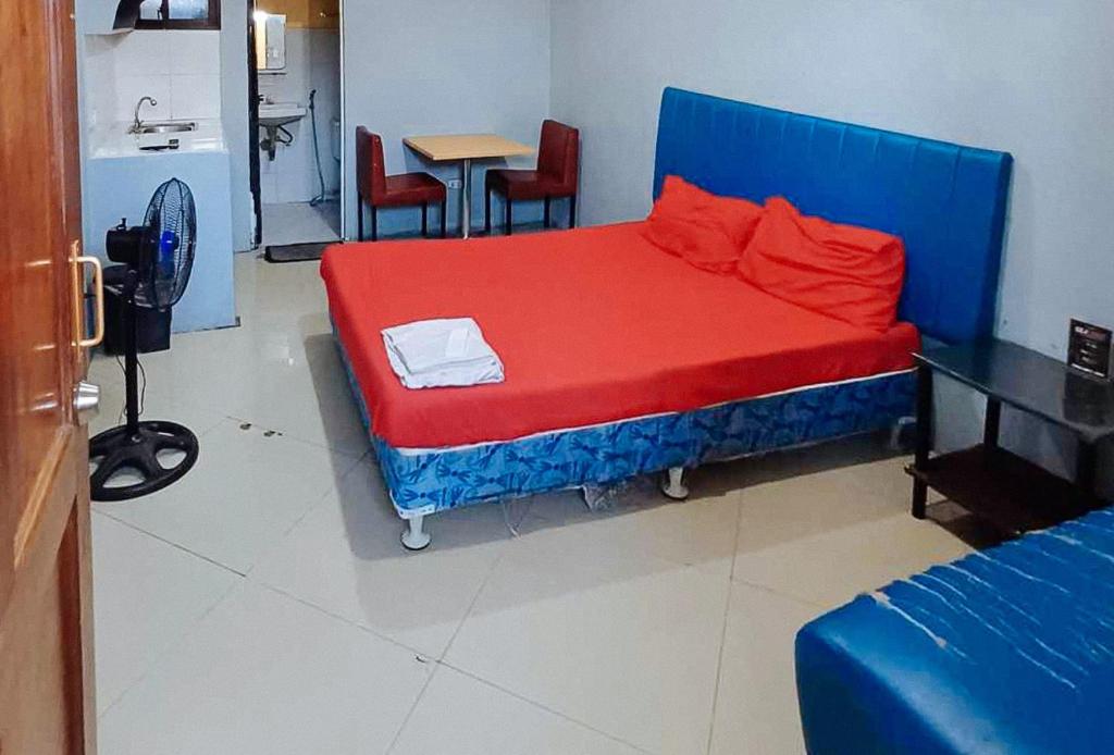 Postel nebo postele na pokoji v ubytování RedDoorz at V-Cat Apartelle Sampaloc Manila