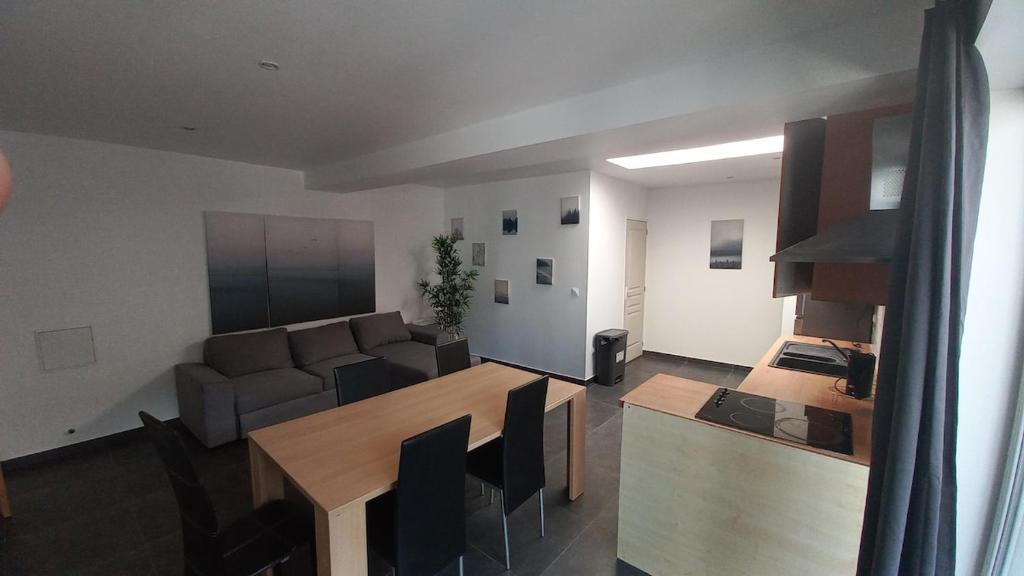 un salon avec un canapé et une table dans l'établissement Appartement entier 2 chambres 5 Cateau, à Roubaix