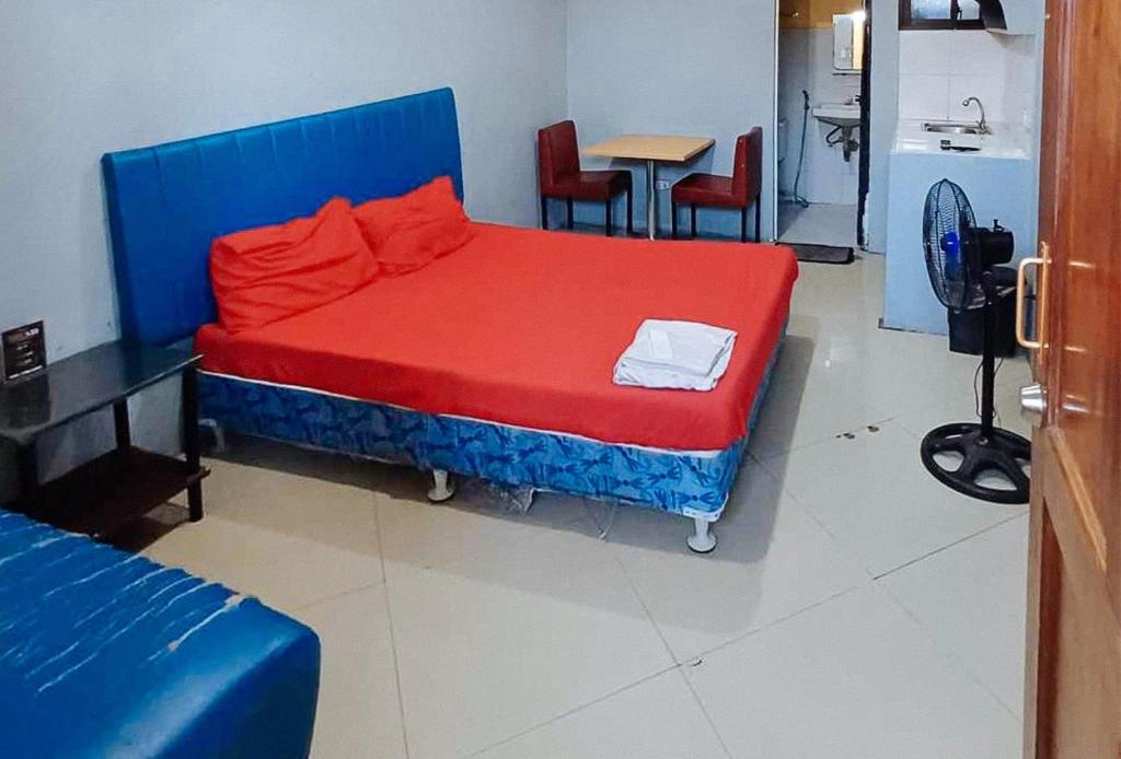 Posezení v ubytování RedDoorz at V-Cat Apartelle Sampaloc Manila