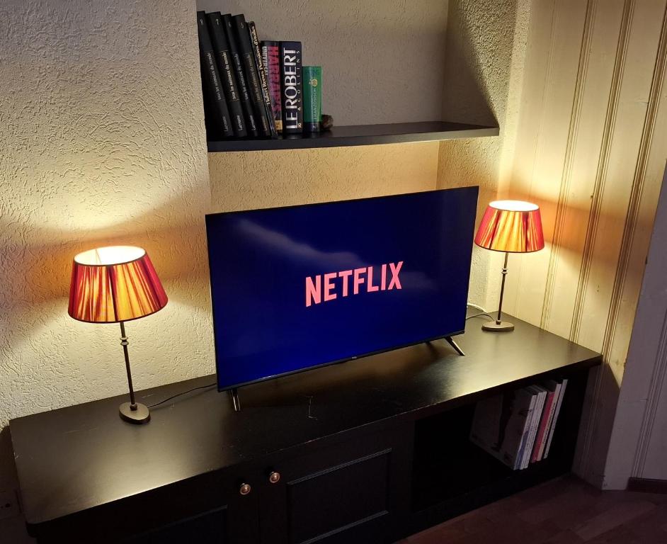 TV a/nebo společenská místnost v ubytování Le Nid d'aigle apt Leysin centre avec forfait piscine sauna jacuzzi en option