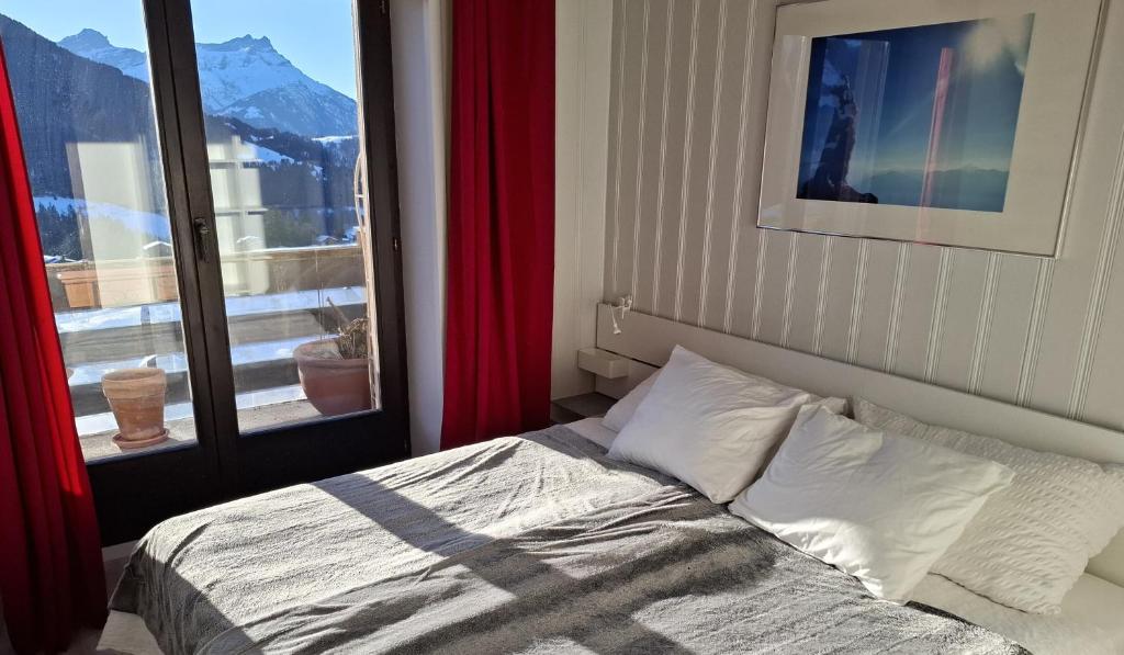 Postel nebo postele na pokoji v ubytování Le Nid d'aigle apt Leysin centre avec forfait piscine sauna jacuzzi en option