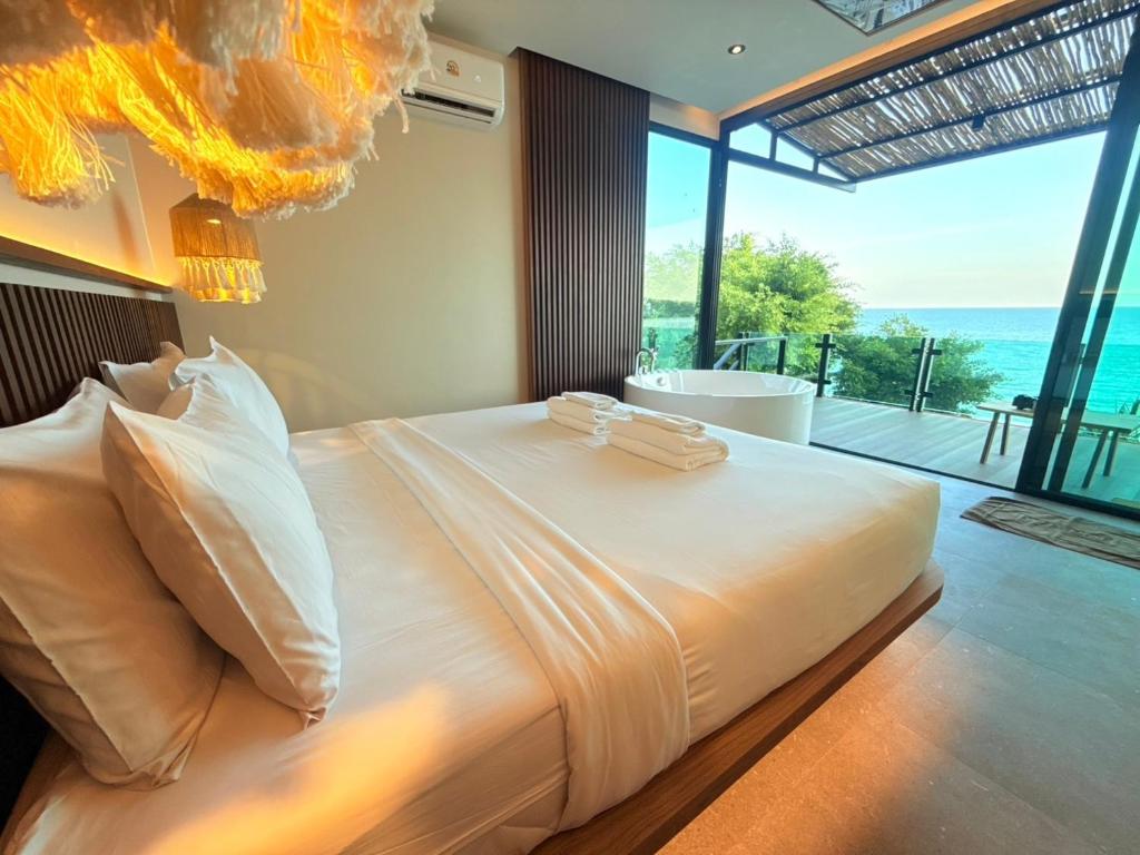 Postel nebo postele na pokoji v ubytování Sangthian Beach Resort