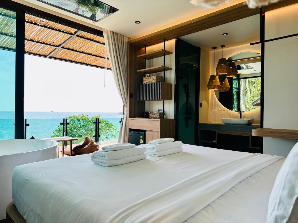 Postel nebo postele na pokoji v ubytování Sangthian Beach Resort