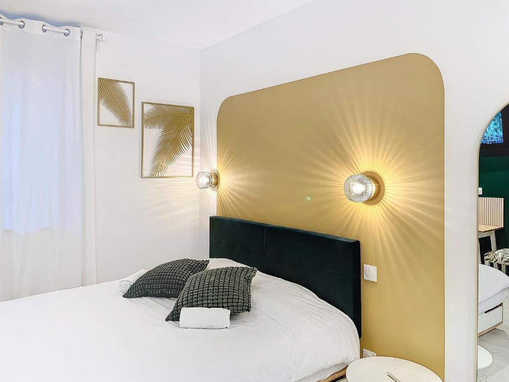 - une chambre avec un grand miroir au-dessus d'un lit dans l'établissement La Canopée - studio - Netflix, à Metz