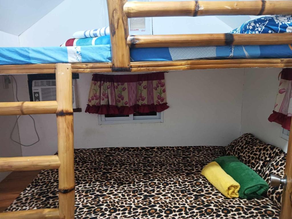 Palanda nebo palandy na pokoji v ubytování Room in BB - No hassle and no fuss, Aremen Transient is here for your comfortable stay