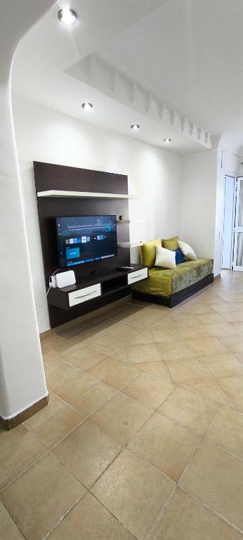 TV a/nebo společenská místnost v ubytování Kabila vista n4 vue piscine