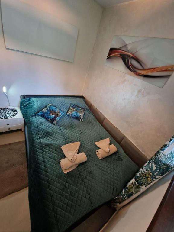Posteľ alebo postele v izbe v ubytovaní BUTOROWY RESIDENCE Apartament "GÓRSKA ORCHIDEA"