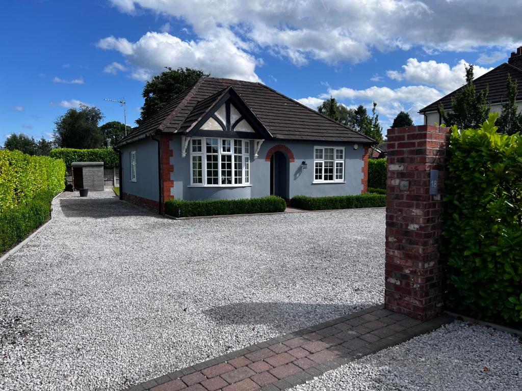 Billede fra billedgalleriet på HOT TUB, WOOD BURNER, ELECTRIC GATES, SPA BATHROOM LUXURY 5 stars i Willaston